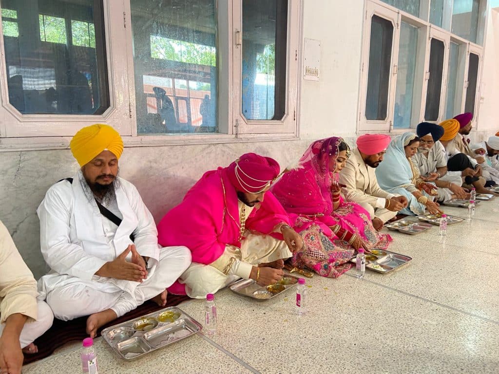 charanjeet singh channi eating lanagr in pangar at gurudwara sahib